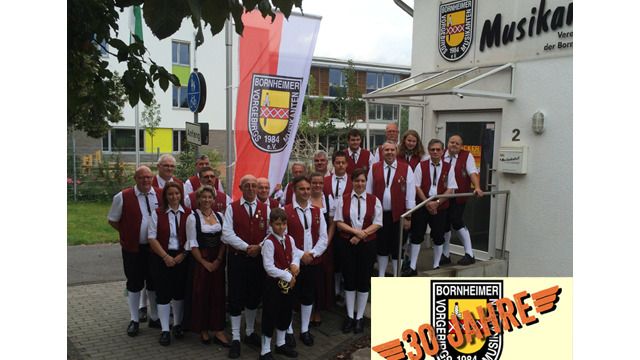 Mit neuer Fahne am neuen Fahnenmast am Musikantentreff